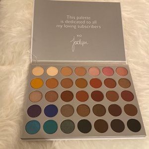 The Jaclyn Hill Palette. NEW Never used. Comes in box 35 shades
